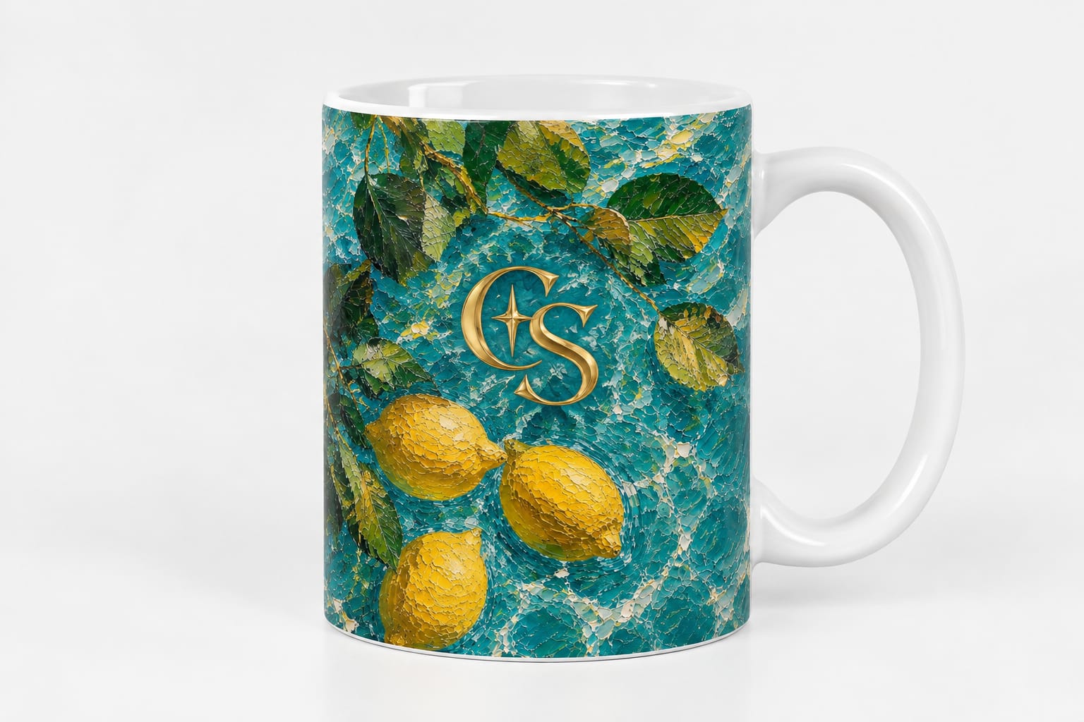 Taza artística con limones sobre agua turquesa y monograma CS dorado